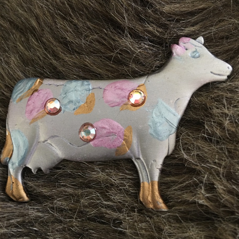 Vintage 80s Mystique Bessie the cow brooch pin